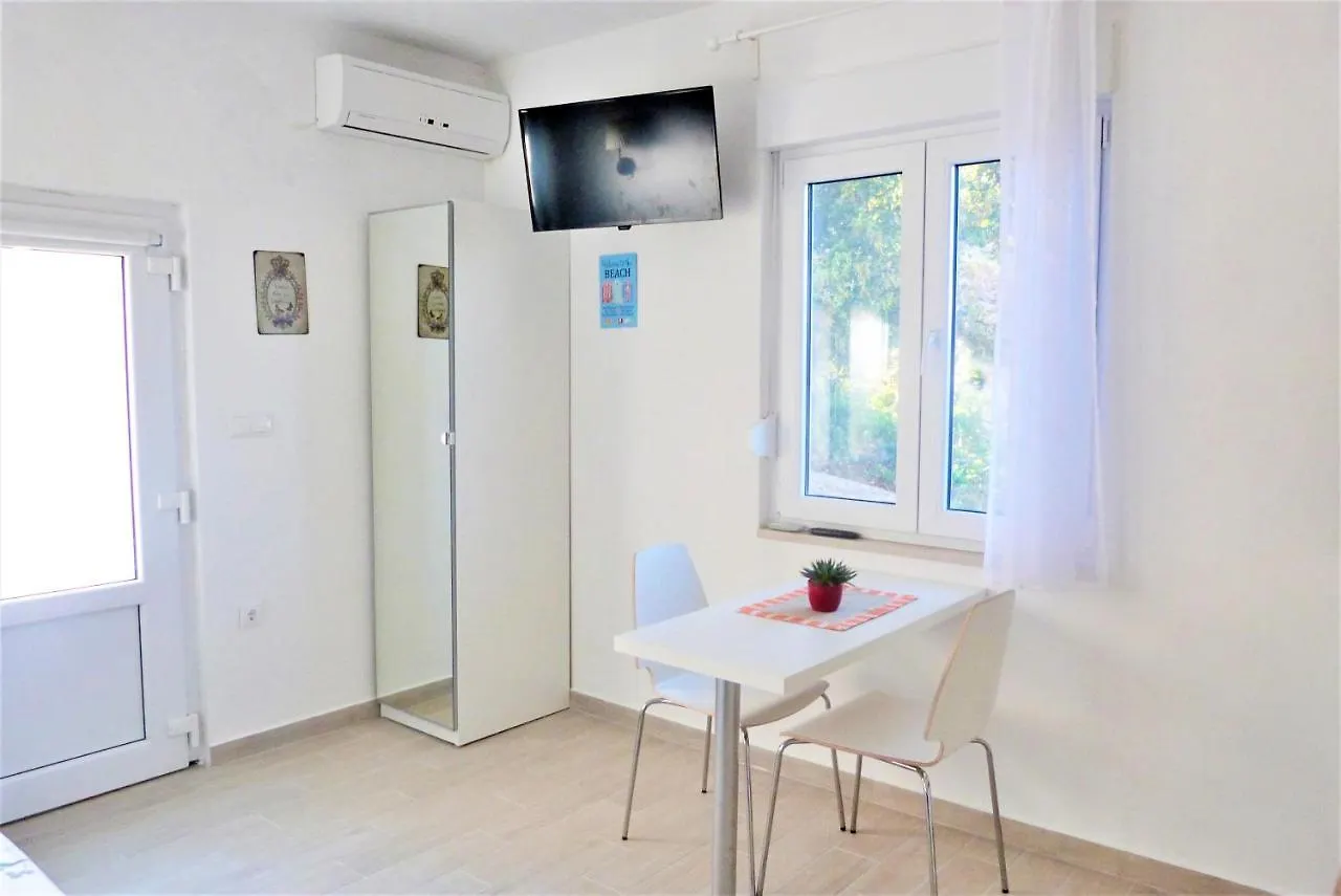 Studio Apartments Kali 0*,